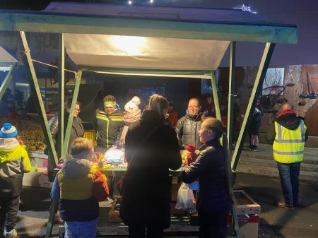 Praznični božično-novoletni bazar učencev OŠ Koroški jeklarji (8)